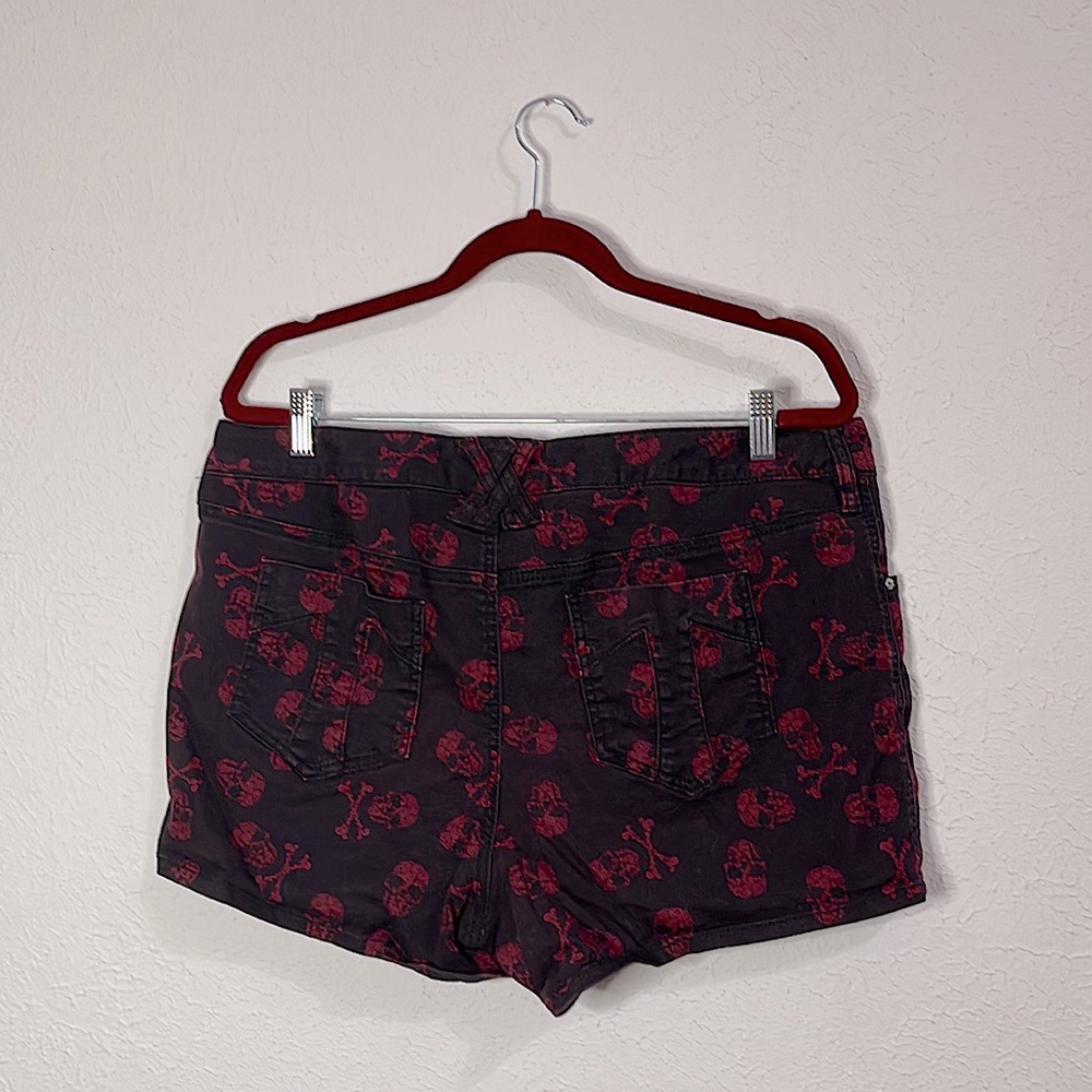 Tripp black vintage size 18 shorts with red skulls and crossbones - Picture 5 of 5